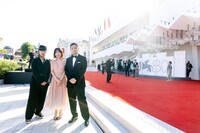 第80回ヴェネツィア国際映画祭レッドカーペットの様子。左から石橋英子、渋谷采郁、濱口竜介。(c)KAZUKO WAKAYAMA