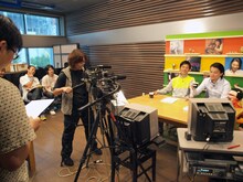 「チャートバスターズR！」とコラボしたKREVAの映像作品「チャートバスターズK！」収録時、ディレクションをする寺井到（左端）。