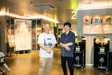 東京・新宿シネマカリテのロビーに立つ高田亮（左）と前田弘二（右）。
