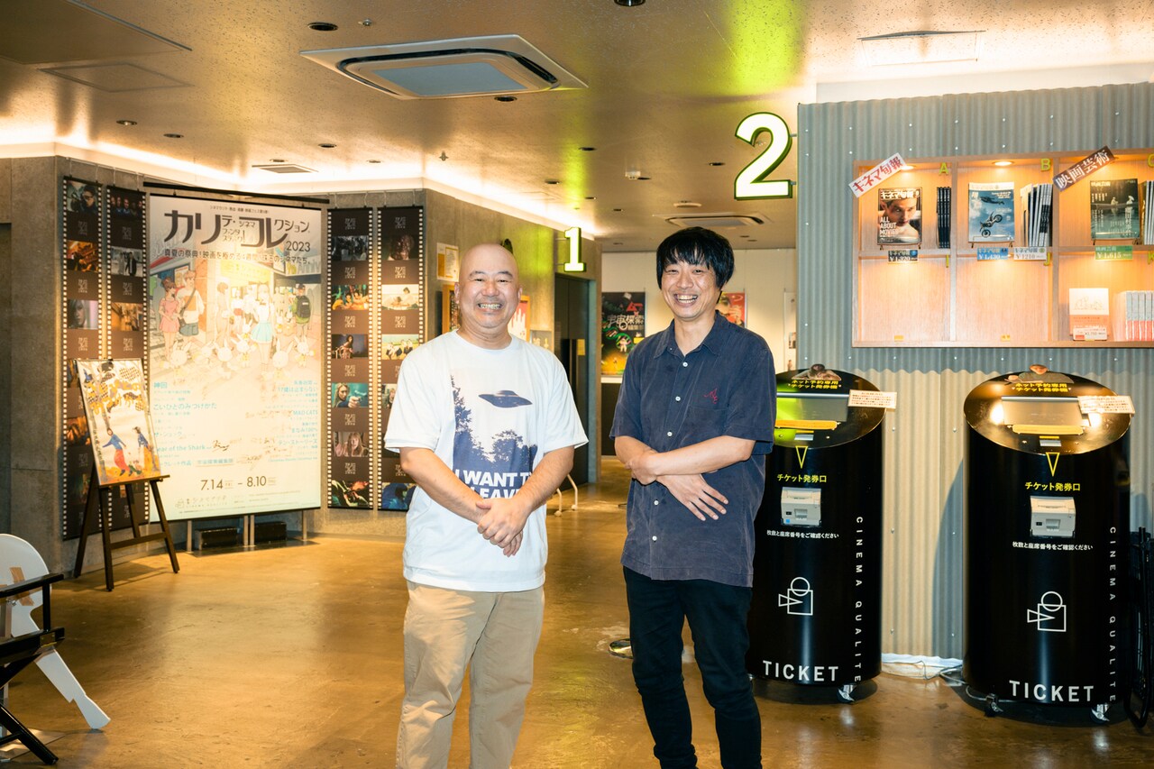 東京・新宿シネマカリテのロビーに立つ高田亮（左）と前田弘二（右）。