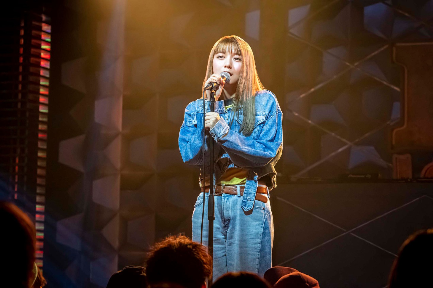 上白石萌歌演じる月見英子の歌唱シーン。