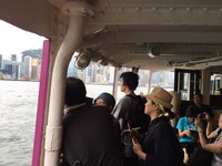 「デスノート Light up the NEW world」で香港ロケをした際の写真。佐藤信介（中央奥）の姿も。