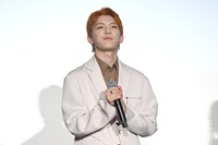 ファンでいっぱいの客席をうれしそうに眺める高塚大夢。