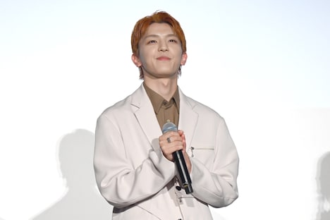 ファンでいっぱいの客席をうれしそうに眺める高塚大夢。