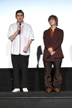 左から工藤ディマ、岡本信彦。