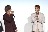 高塚大夢（右）のピュアさ・全力さを絶賛する岡本信彦（左）。