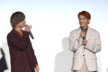 高塚大夢（右）のピュアさ・全力さを絶賛する岡本信彦（左）。