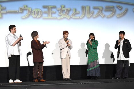 「すごいやんか～、かっこええな～」と高塚大夢（中央）を褒める一同。