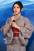 今年初という浴衣姿で登壇した真木よう子。