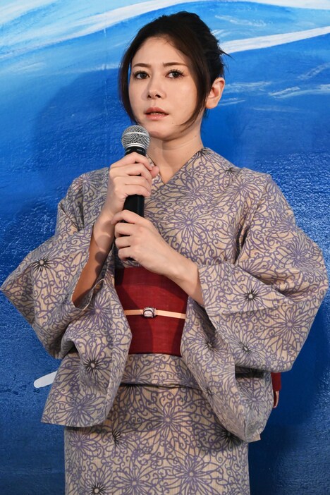 今年初という浴衣姿で登壇した真木よう子。