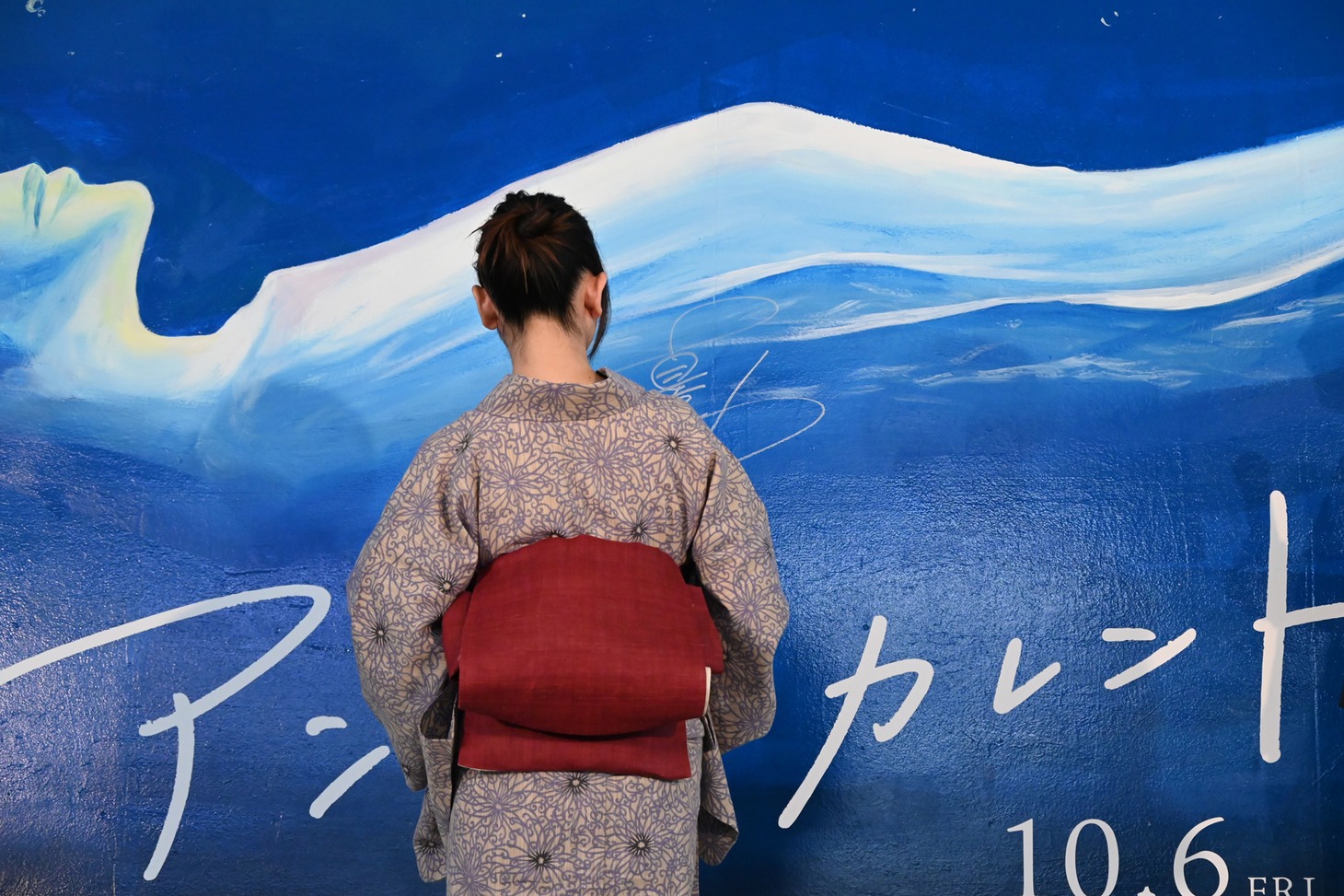 サインを書く真木よう子。