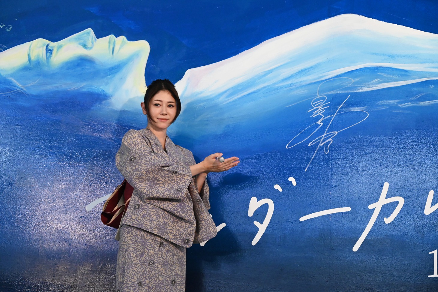 サインとともに写真撮影に応じる真木よう子。