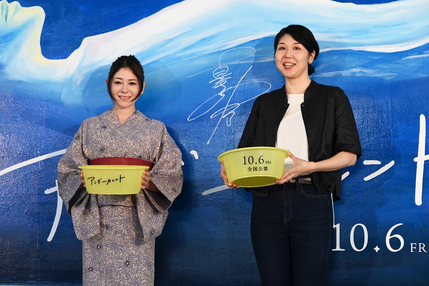 「アンダーカレント湯」オープン記念イベントの様子。左から真木よう子、田中みずき。
