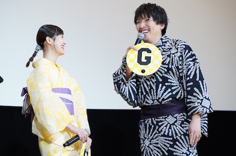 左から恒松祐里、りんたろー。。