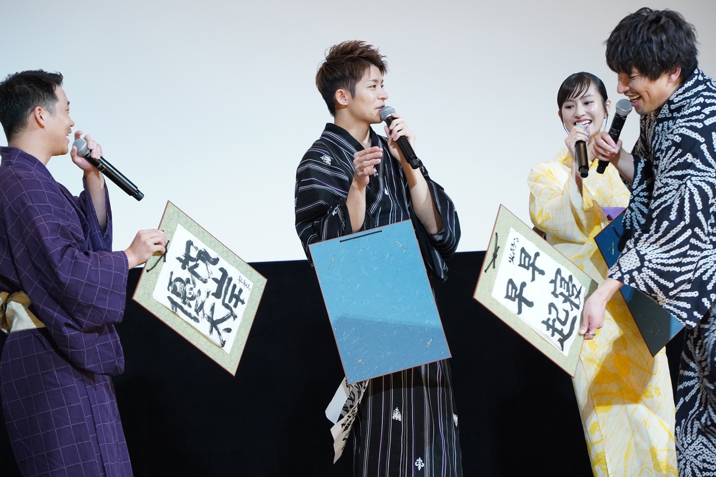 岸優太の書「魑魅魍魎」が垂れ下がる様子。