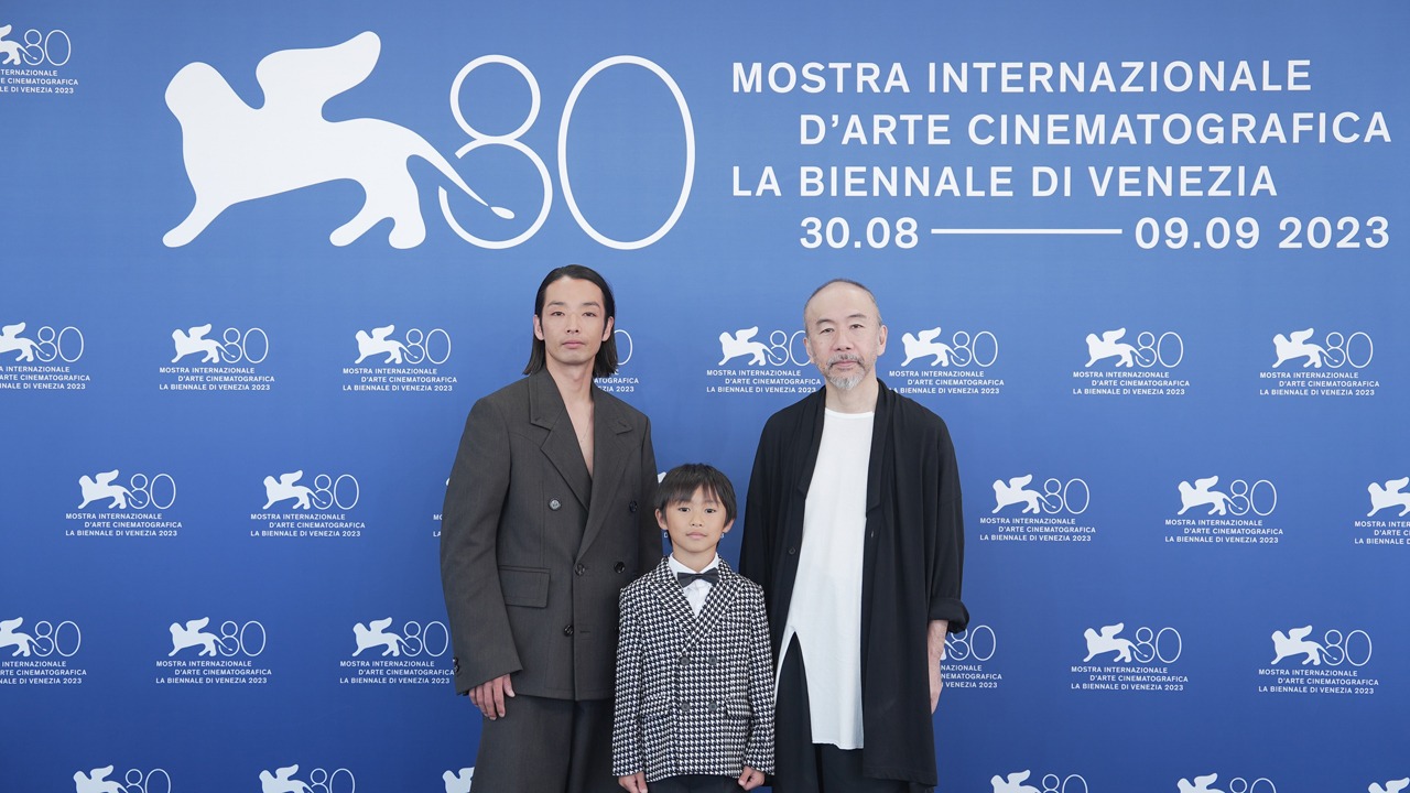 第80回ヴェネツィア国際映画祭フォトコールの様子。左から森山未來、塚尾桜雅、塚本晋也。
