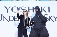 「YOSHIKI：UNDER THE SKY」ジャパンプレミアにて、記念撮影をするYOSHIKI（左）とゴジラ（右）。