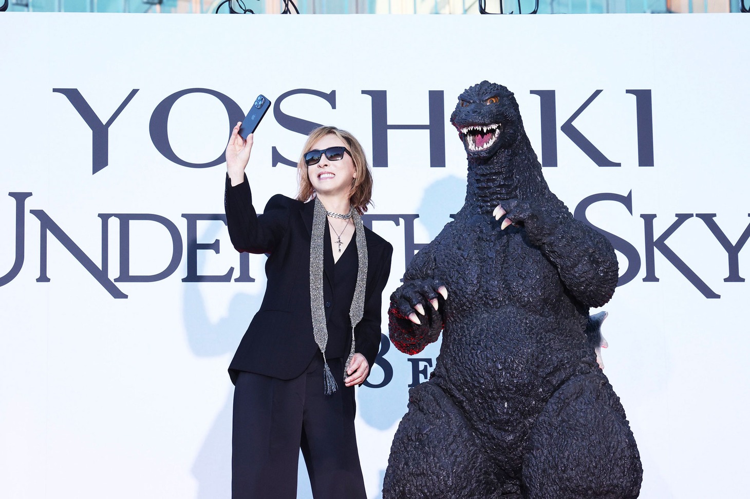 「YOSHIKI：UNDER THE SKY」ジャパンプレミアにて、記念撮影をするYOSHIKI（左）とゴジラ（右）。