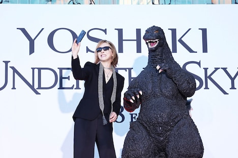 「YOSHIKI：UNDER THE SKY」ジャパンプレミアにて、記念撮影をするYOSHIKI（左）とゴジラ（右）。