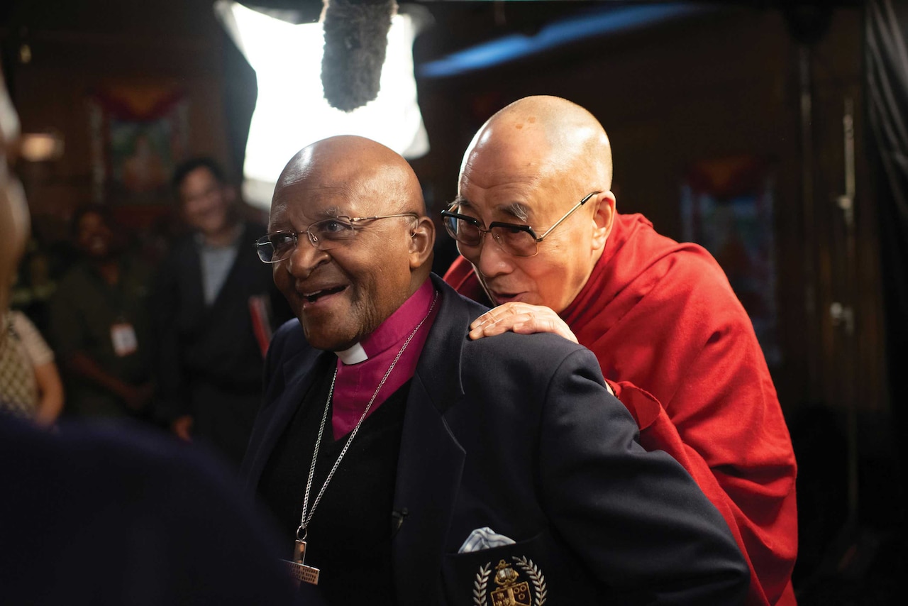 ダライ・ラマ14世とデズモンド・ツツが“ハピネス対談”「ミッション・ジョイ」予告