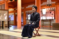 祈祷を受ける菅田将暉。