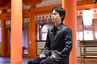 祈祷を受ける菅田将暉。