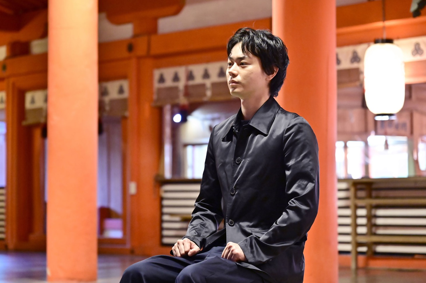 祈祷を受ける菅田将暉。