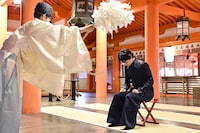 祈祷を受ける菅田将暉。