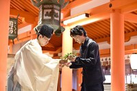 祈祷を受ける菅田将暉。