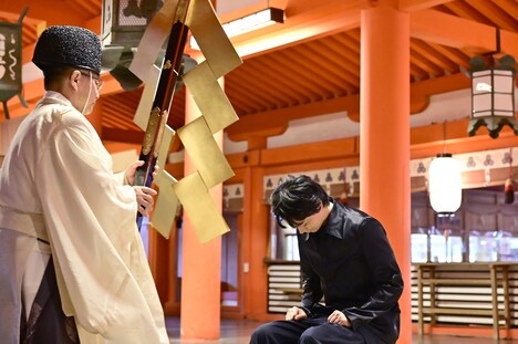 祈祷を受ける菅田将暉。