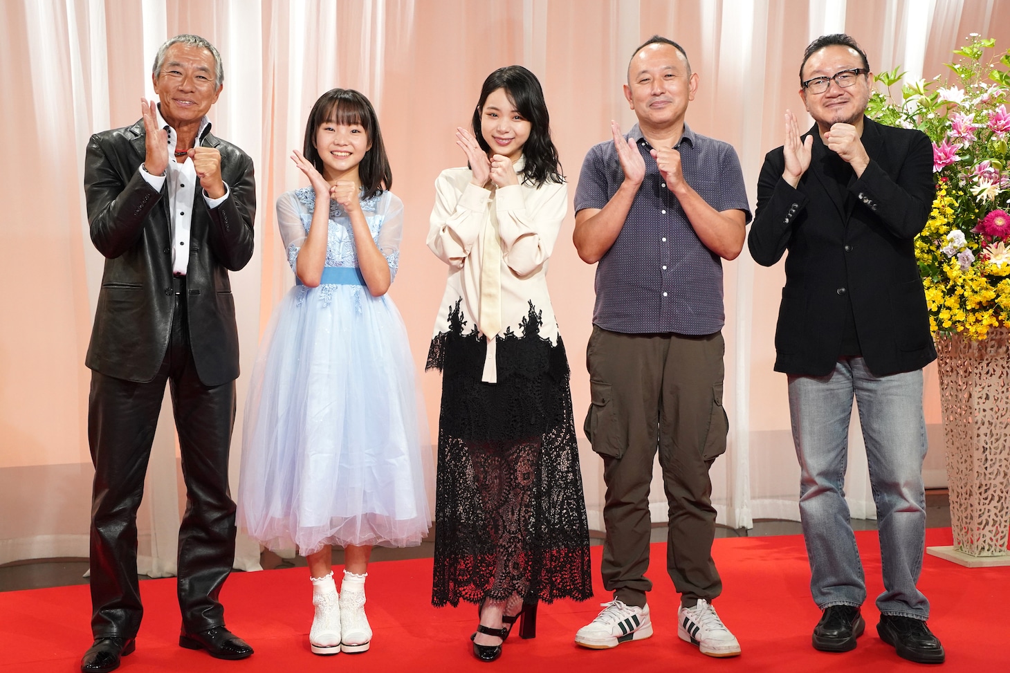 連続テレビ小説「ブギウギ」会見の様子。左から柳葉敏郎、澤井梨丘、趣里、足立紳、服部隆之。