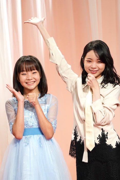 左から澤井梨丘、趣里。