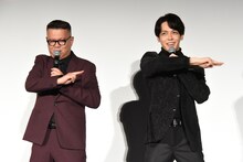 仲良く九字切りを披露する長谷川忍（左）と猪塚健太（右）。