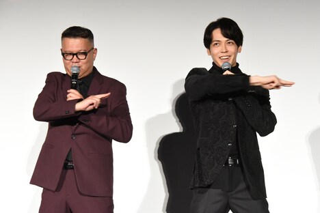 仲良く九字切りを披露する長谷川忍（左）と猪塚健太（右）。