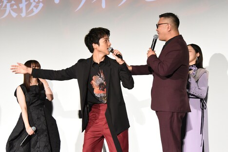 ふざけ合う重岡大毅（左）と長谷川忍（右）。