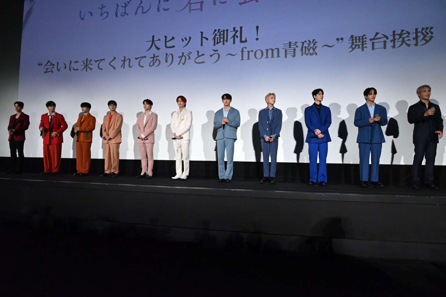 左から佐藤景瑚、鶴房汐恩、木全翔也、豆原一成、川西拓実、白岩瑠姫、河野純喜、川尻蓮、金城碧海、大平祥生、與那城奨。
