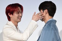 河野純喜（右）のマスクを外す白岩瑠姫（左）。