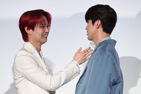 河野純喜（右）のマスクを外す白岩瑠姫（左）。