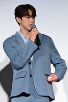 ポケットからマスクを取り出す河野純喜。