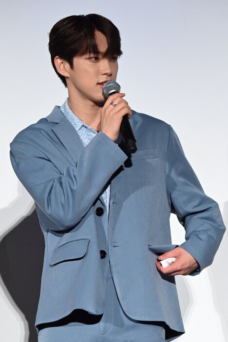 ポケットからマスクを取り出す河野純喜。