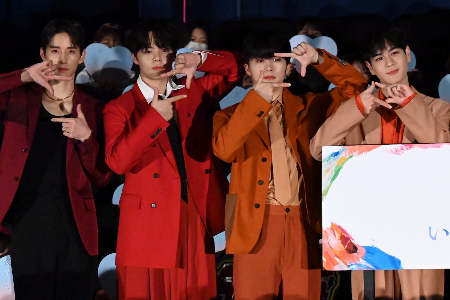 左から佐藤景瑚、鶴房汐恩、木全翔也、豆原一成。