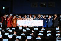 左から佐藤景瑚、鶴房汐恩、木全翔也、豆原一成、川西拓実、白岩瑠姫、河野純喜、川尻蓮、金城碧海、大平祥生、與那城奨。