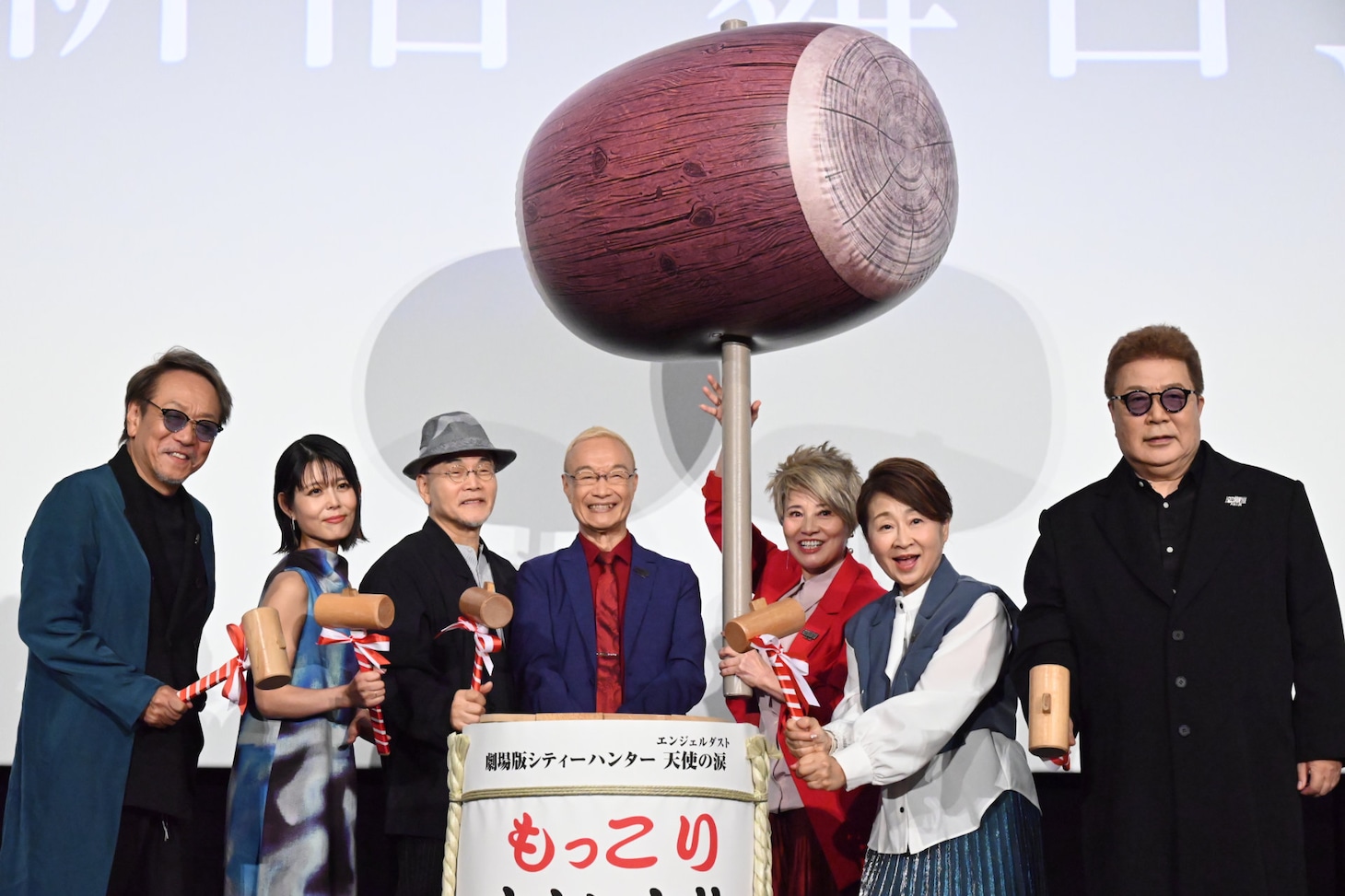 「劇場版シティーハンター 天使の涙」聖地新宿舞台挨拶の様子。左から堀内賢雄、沢城みゆき、こだま兼嗣、神谷明、伊倉一恵、一龍斎春水、玄田哲章。