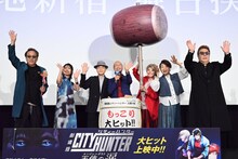 「劇場版シティーハンター 天使の涙」聖地新宿舞台挨拶の様子。左から堀内賢雄、沢城みゆき、こだま兼嗣、神谷明、伊倉一恵、一龍斎春水、玄田哲章。