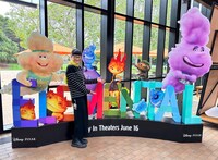 ピクサー・アニメーション・スタジオにて、「マイ・エレメント」のポップアップディスプレーと写真を撮る星まり子。