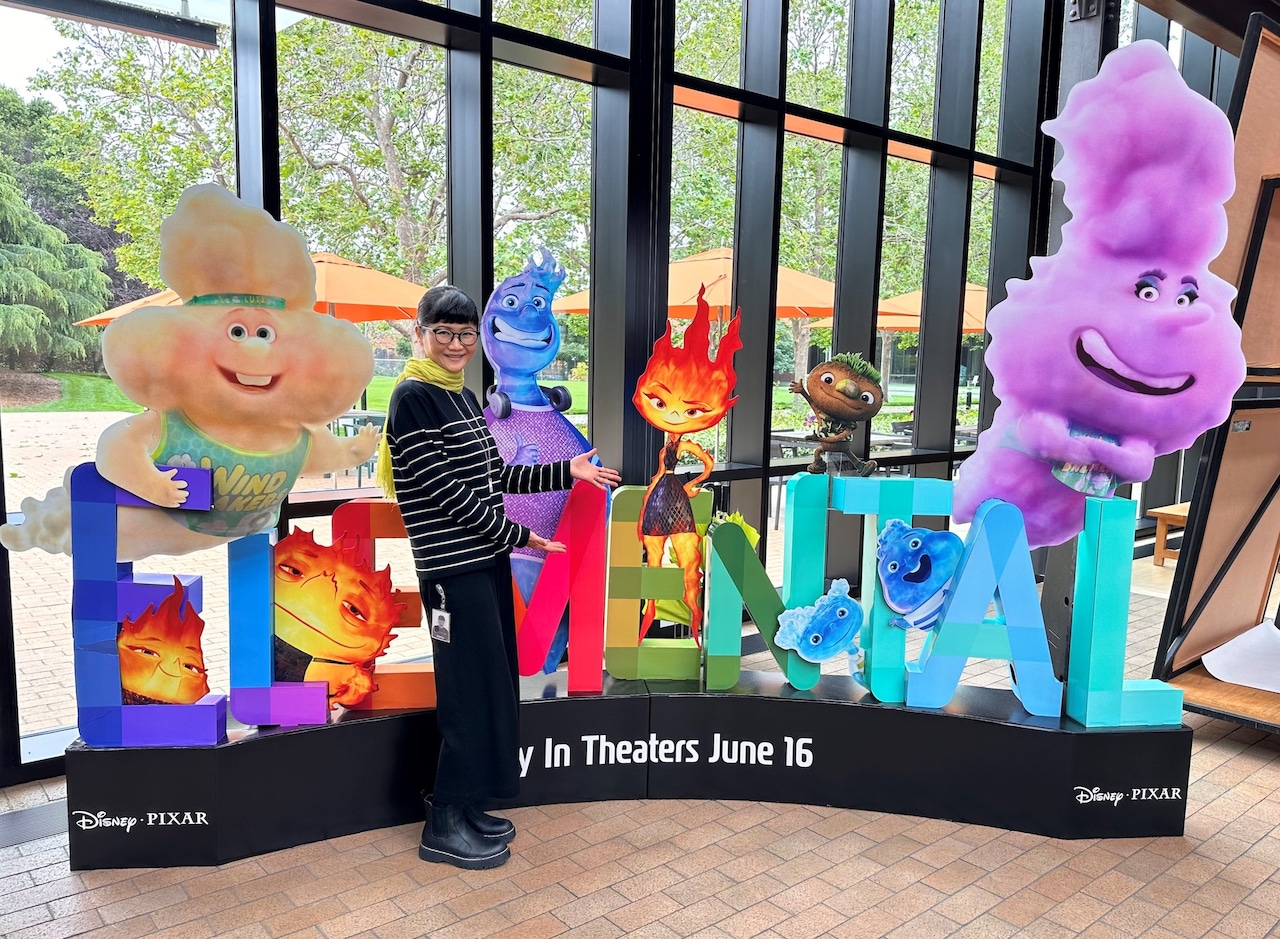 ピクサー・アニメーション・スタジオにて、「マイ・エレメント」のポップアップディスプレーと写真を撮る星まり子。