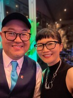 「マイ・エレメント」の完成試写会パーティにて。監督のピーター・ソーン（左）と星まり子（右）。