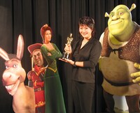 「シュレック」のオスカー像を持つ星まり子。星は「シュレック」に参加していないが、お祝いムードの中で記念に撮影させてもらったとのこと。