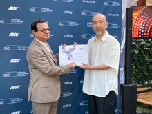 左からザキール・ホセイン・ラジュ（NETPAC賞審査員長）、塚本晋也。