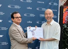 左からザキール・ホセイン・ラジュ（NETPAC賞審査員長）、塚本晋也。